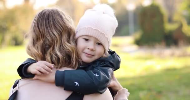 Happy Child tillbringa tid i parken i vackra soliga dag. — Stockvideo