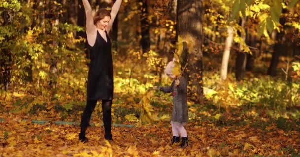 Jeune femme aux cheveux clairs jouant avec son adorable enfant .