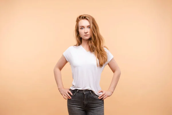 Sério mulher confiante em camisa branca e jeans de pé — Fotografia de Stock