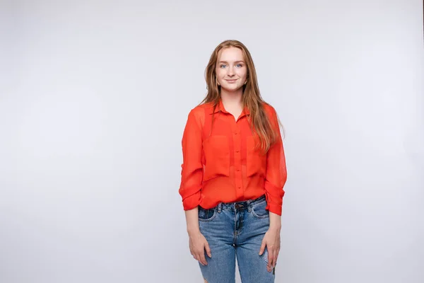 Vista cortada da mulher vestindo camisa vermelha e jeans de pé — Fotografia de Stock