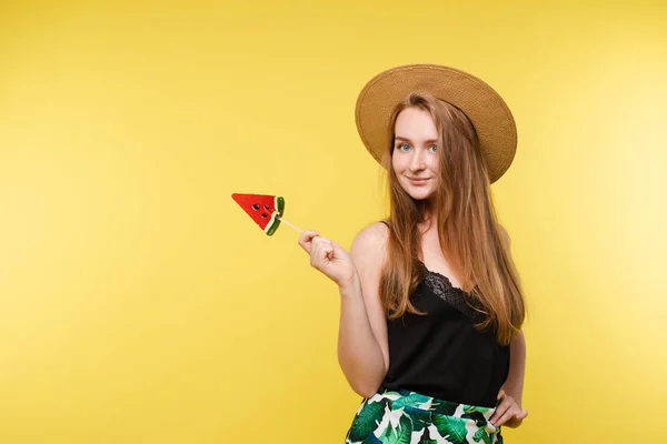 Lycklig blond modell i ljus sommar ser äta godis. — Stockfoto