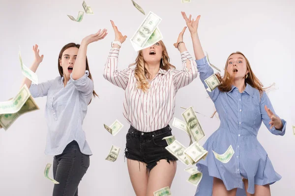 Девушки с летающими деньгами в воздухе . — стоковое фото