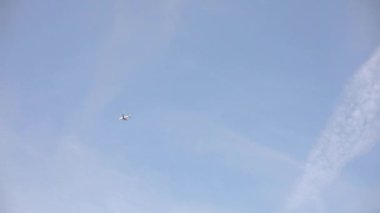 Uçan uçak taşımacılığı yaz günü aşırı uzun atış açık mavi gökyüzü ile çevrili