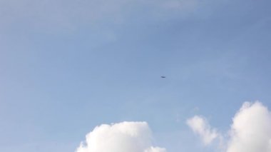 Uçan uçak taşımacılığı yaz günü aşırı uzun atış açık mavi gökyüzü ile çevrili