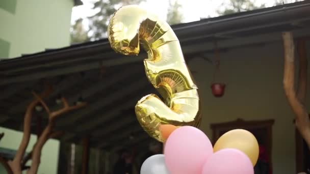 Šťastný 3 zlatý vzduchový balónek. — Stock video