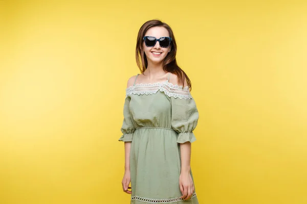 Francamente sorrindo mulher bonita em vestido e óculos de sol . — Fotografia de Stock