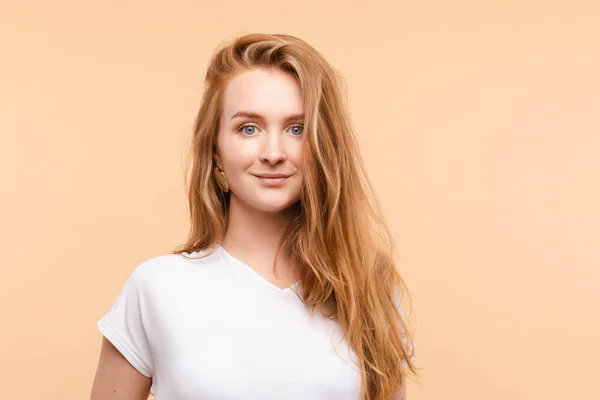 Bastante jovial chica sonriente con pelirroja.Aislar sobre fondo amarillo pálido . — Foto de Stock