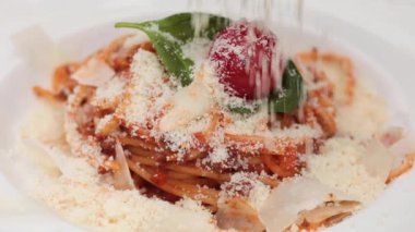 Yakın çekim restoranda tabakta taze iştah açıcı makarna yemeği rendelenmiş lezzetli peynir parmesan serpin