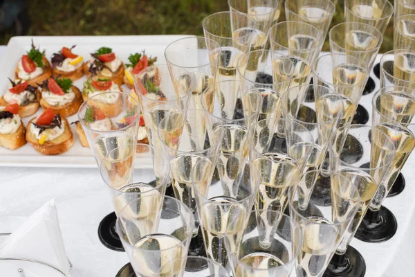 Champagne and toasts at banquet. Festive reception. — Stock Photo, Image