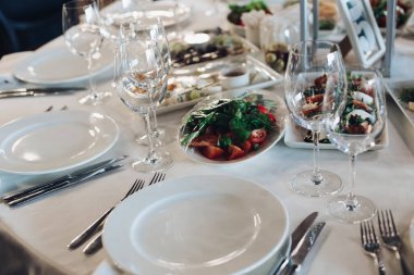 Atıştırmalık ve boş şarap kadehleriyle servis edilen masa..