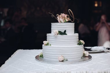 Masada çiçekler olan güzel düğün pastası.