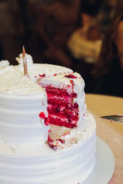 Yakın plan lezzetli, iştah açıcı, krem şantiyle kaplı taze katmanlı bisküvi keki. kırmızı kadife