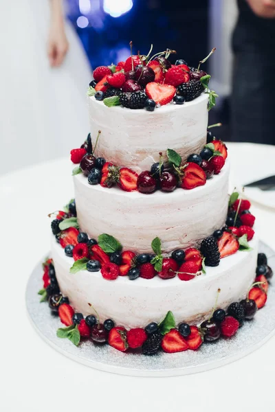 Pastel de boda de tres capas con berries.Decorated fresco con fresa, arándano, cereza y mora . — Foto de Stock