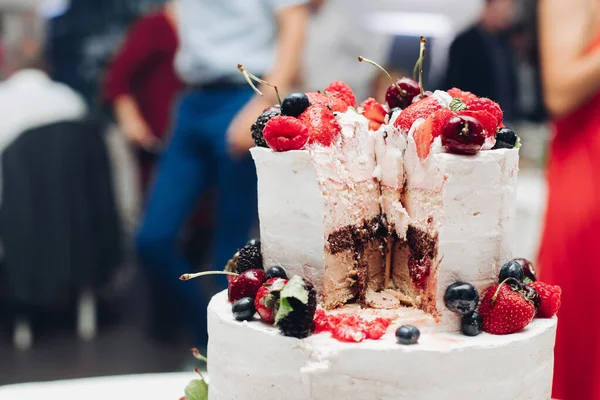 Piękny tort weselny z berries.Plasterek tortu weselnego w zbliżeniu. — Zdjęcie stockowe