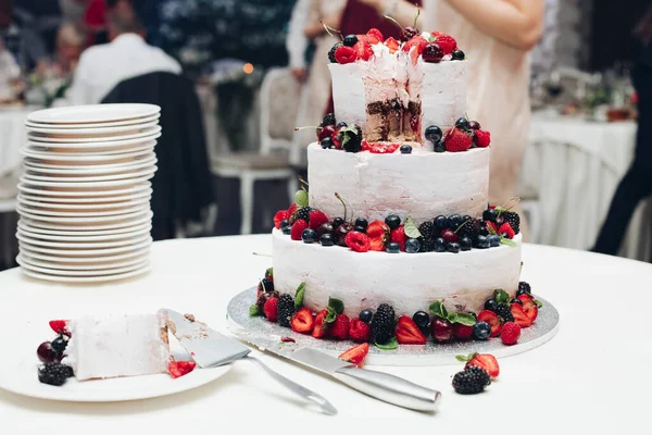 Gyönyörű esküvői torta berries.Szeletelt esküvői torta közelről. — Stock Fotó