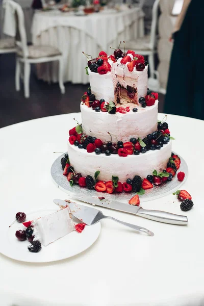 Gyönyörű esküvői torta berries.Szeletelt esküvői torta közelről. — Stock Fotó