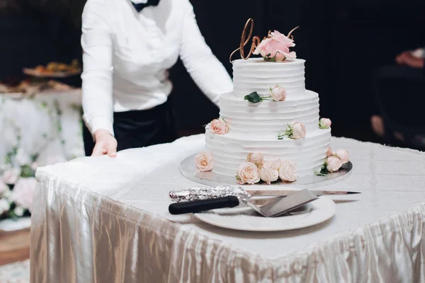 Bolo de casamento bonito com flores na mesa — Fotografia de Stock