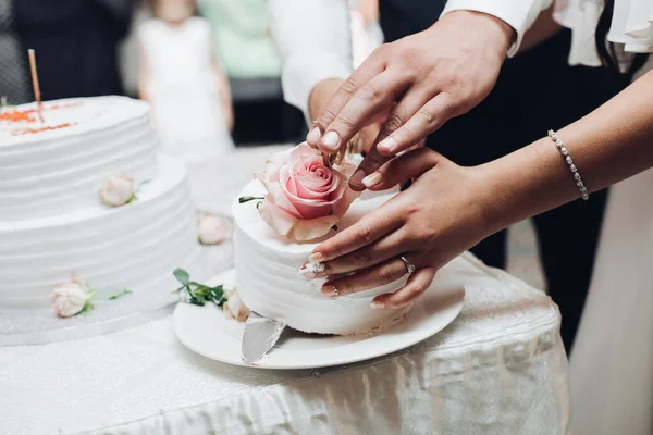 Boldog pár megtartása kés és vágás ízletes esküvői torta — Stock Fotó