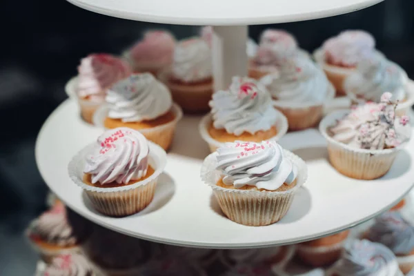 Szelektív fókusz aranyos finom cupcakes tálalva tányéron — Stock Fotó