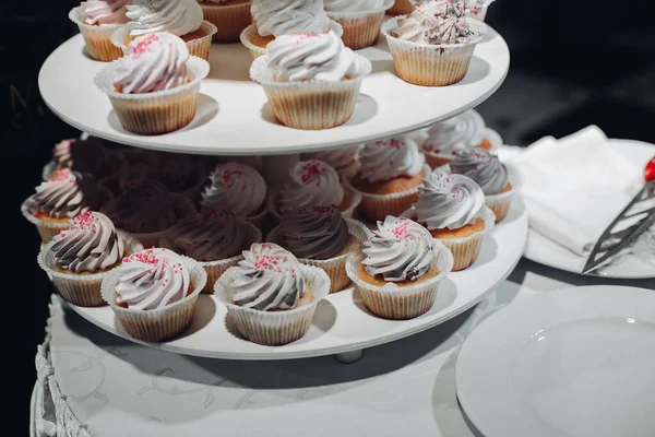 Szelektív fókusz aranyos finom cupcakes tálalva tányéron — Stock Fotó