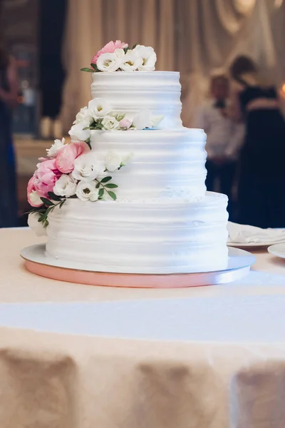 Bolo de pastelaria fresco apetitoso coberto por creme branco e decorar a flor doce que serve na mesa — Fotografia de Stock