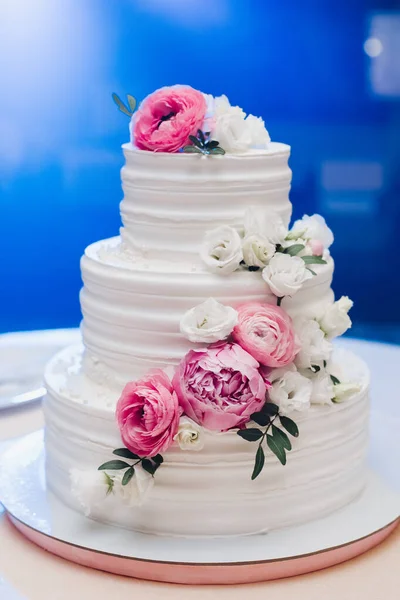 Bolo de pastelaria fresco apetitoso coberto por creme branco e decorar a flor doce que serve na mesa — Fotografia de Stock