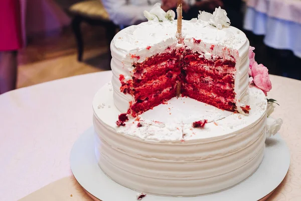 Közelkép ízletes nagy étvágygerjesztő friss darab réteges keksz torta borított tejszínhab. vörös bársony — Stock Fotó