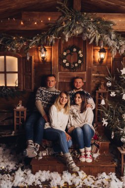 İki evli çiftler arkadaşız a mutlu yeni yıl