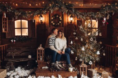 Noel portre romantik bir çift. güzel bir ev