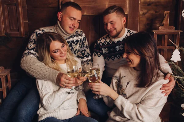 Zwei Eheleute sind befreundet ein frohes neues Jahr — Stockfoto