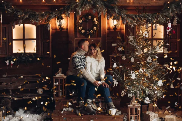 Weihnachtsporträt eines romantischen Paares aus Holz — Stockfoto