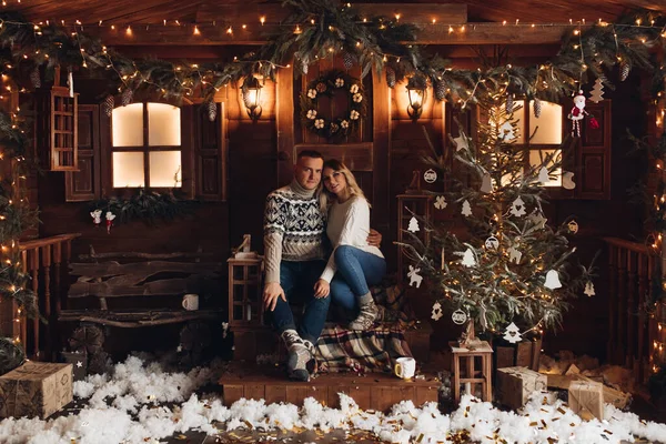 Weihnachtsporträt eines romantischen Paares. Schönes Haus — Stockfoto