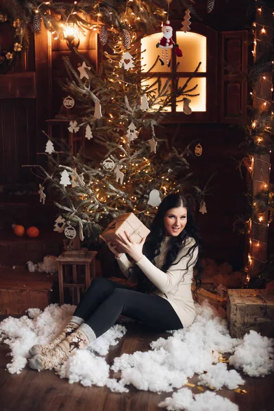 Mulher feliz com presente sob a árvore de Natal . — Fotografia de Stock