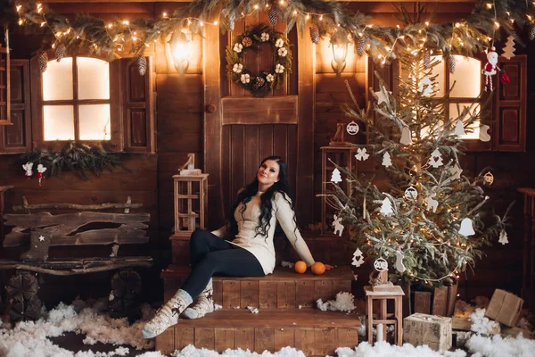 Mulher feliz com presente sob a árvore de Natal . — Fotografia de Stock