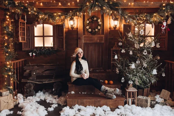 Barna kalap, fa veranda alatt havazás forró itallal. — Stock Fotó