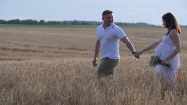 Çavdar tarlasında yürüyen sevgi dolu bir çift..