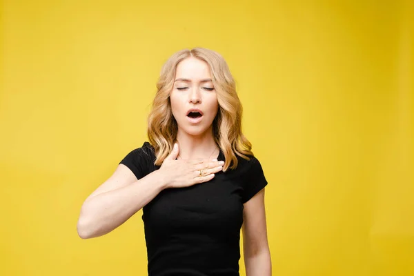 Woman with open mouth demonstrating pain in her chest. — Stock Photo, Image