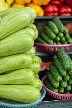 Yazın taze salatalık ve kabak satışı yararlı vitaminler.