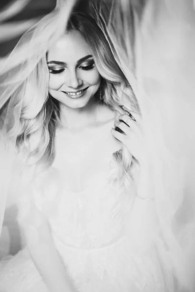 Monochrome portrait of sensuality and charming smiling bride. — Stock Photo, Image