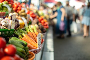 Çiftçi pazarında taze sebzeler.