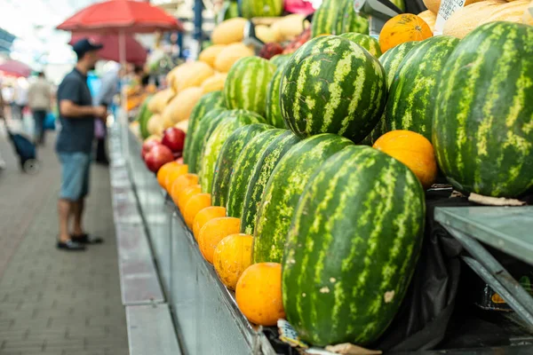 Filas apiladas de fruta fresca en el mercado — Foto de Stock