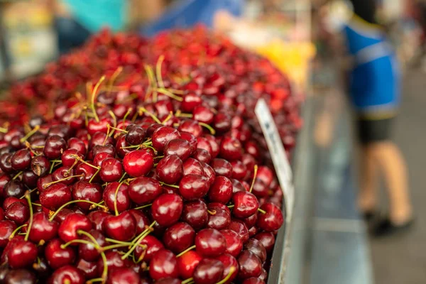 Красные вишни на продовольственном рынке в помещении — стоковое фото