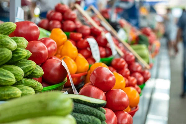 Verduras frescas en un mercado de agricultores en interiores — Foto de Stock