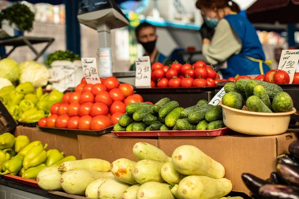 Friss zöldségek a gazdapiacon zárt helyen — Stock Fotó
