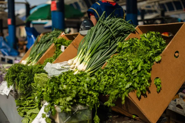 Rengeteg friss zöldség, zöldség egy kartondobozban a piacon. — Stock Fotó