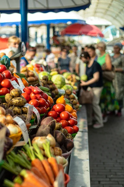 Verduras frescas en un mercado de agricultores en interiores — Foto de Stock