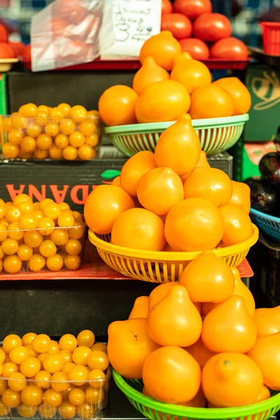 Spousta rajčat leží na sobě ve tvaru pyramidy na slunci — Stock fotografie