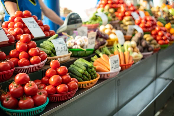 Hermosa imagen de tomates rojos y blancos con una ot de verduras vendidas en el mercado — Foto de Stock