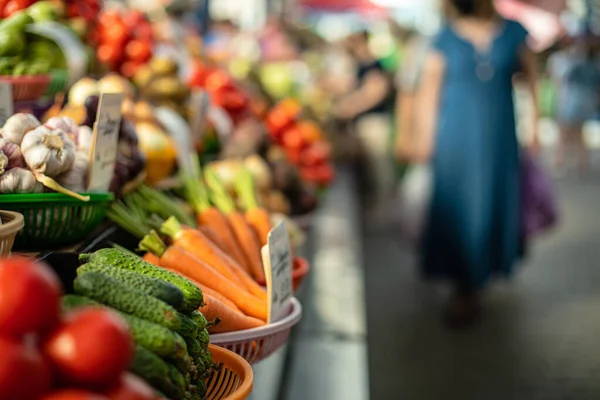 Verduras frescas en un mercado de agricultores en interiores — Foto de Stock