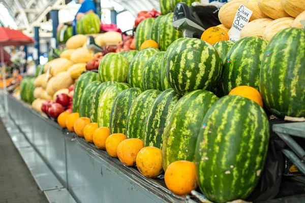 Melones y sandías en el mostrador. — Foto de Stock